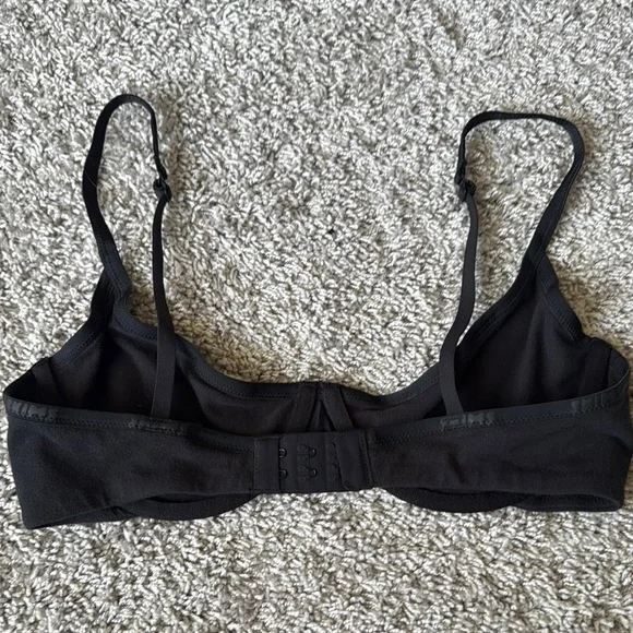 Like new unlined underwire SKIMS bra with Adjustable Straps - Picture 4 of 5
